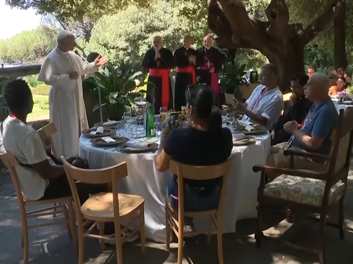 Papst Leo XIV. bei Mittagessen mit Bedürftigen: „Hunger nach Gerechtigkeit“